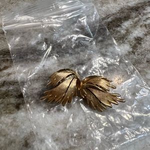 Vintage Trifari gold tone clip on earrings